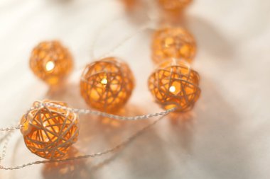 Beyaz arka plan üzerinde izole Noel ışıkları