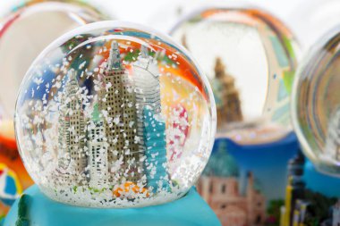 Beyaz arka plan üzerinde izole kar küre seyahat Hediyelik hedef