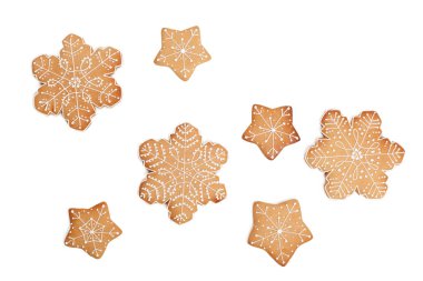 Noel ev yapımı gingerbread çerezleri üzerinde izole beyaz zemin üzerine