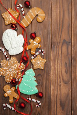 Ahşap arka plan üzerinde Noel kurabiyeleri