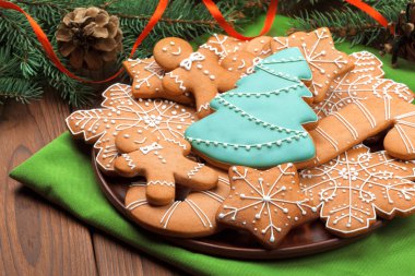 Noel arka plan gingerbread tarafından dekore edilmiş köknar ağacı dalı ile