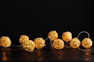 Noel çelenk koyu arka plan üzerinde ışıklar.