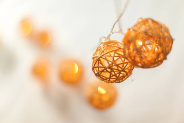 Beyaz arka plan üzerinde izole Noel ışıkları