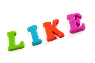 Beyaz arka plan üzerinde izole renkli oyuncak alfabesi harfleri 