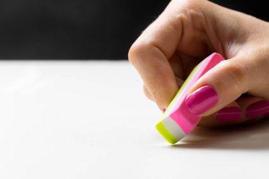 Kauçuk eraser ile yan el görünümünü kapat 