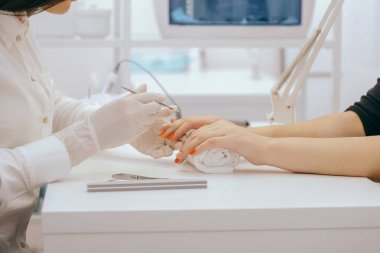 Manikürcü arka plan üzerinde manikür, yakın çekim