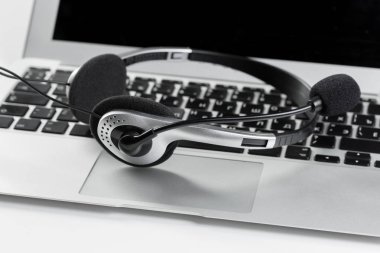 Merkezi Destek kavramı ara. klavye bilgisayar dizüstü bilgisayarda kulaklık