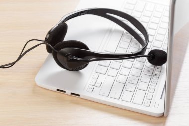 klavye bilgisayar dizüstü bilgisayarda kulaklık, yakın çekim