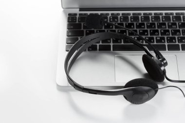 Merkezi Destek kavramı ara. klavye bilgisayar dizüstü bilgisayarda kulaklık