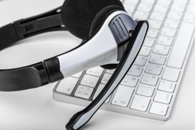 klavye bilgisayar dizüstü bilgisayarda kulaklık, yakın çekim