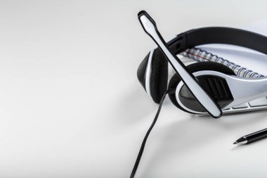 klavye bilgisayar dizüstü bilgisayarda kulaklık, yakın çekim