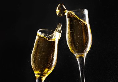 Siyah arka planda bir kadeh şampanya.