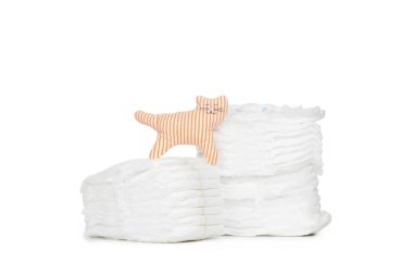 Beyaz arka plan üzerinde izole çocuk bezi yığınının yakın çekim