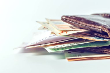 Euro banknot açık renkli deri cüzdan, yakın çekim 