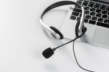 Merkezi Destek kavramı ara. klavye bilgisayar dizüstü bilgisayarda kulaklık