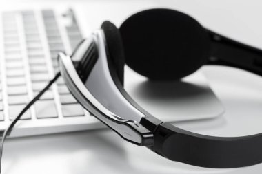 Merkezi Destek kavramı ara. klavye bilgisayar dizüstü bilgisayarda kulaklık