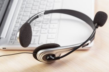 klavye bilgisayar dizüstü bilgisayarda kulaklık, yakın çekim