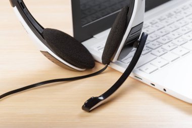 klavye bilgisayar dizüstü bilgisayarda kulaklık, yakın çekim