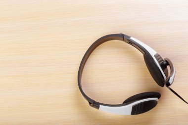 kopya alanı ile ahşap masa üzerinde mikrofon ile kulaklığı yakın çekim   