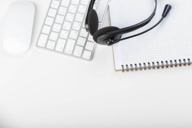 klavye bilgisayar dizüstü bilgisayarda kulaklık, yakın çekim