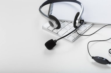 klavye bilgisayar dizüstü bilgisayarda kulaklık, yakın çekim