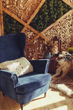 Mavi koltuk ile örme bej yastık, modern iç
