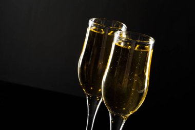 Siyah arka planda bir kadeh şampanya.
