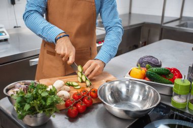 Şef kahverengi önlük bir Restoran mutfağında yemek