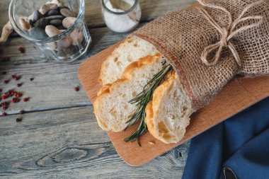 Koyu arka plan üzerinde pişmiş ekmek dilimlenmiş