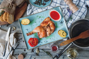  mavi plaka üzerinde yarım tavuk ızgara