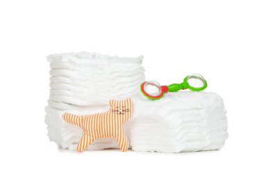 Beyaz arka plan üzerinde izole çocuk bezi yığınının yakın çekim