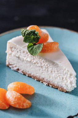 New York Cheesecake mavi plaka üzerinde