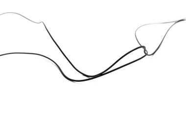 Beyaz arkaplanda siyah kablo izole edildi