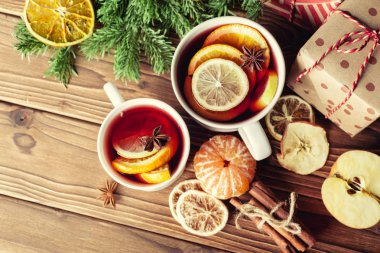 Noel mulled şarap portakal dilimleri ile