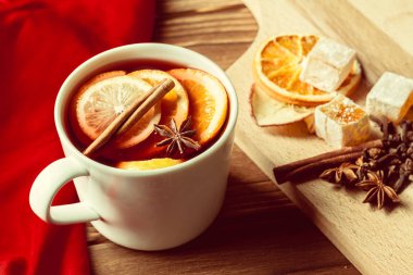 Noel mulled şarap portakal dilimleri ile