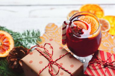 Noel mulled şarap portakal dilimleri ile