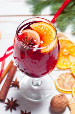 Noel mulled şarap portakal dilimleri ile