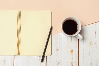 Ofis ahşap masa boş not defteri, kalem ile.
