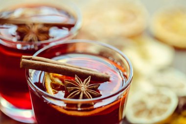 Noel mulled şarap portakal dilimleri ile