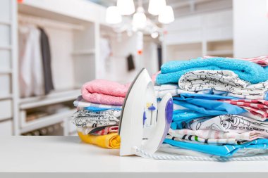 Tablo arka plan üzerinde demir, yakın çekim