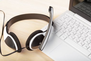 klavye bilgisayar dizüstü bilgisayarda kulaklık, yakın çekim