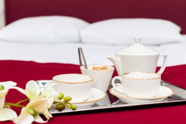 Otel odasında, yatakta kahvaltı.