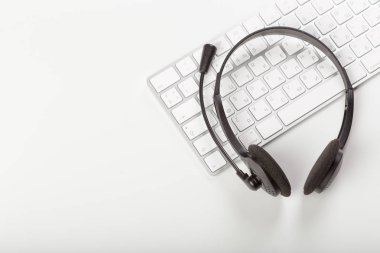 klavye bilgisayar dizüstü bilgisayarda kulaklık, yakın çekim