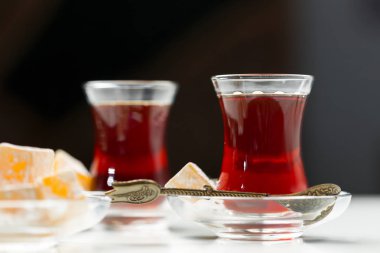 Geleneksel Türk çay kapatır 