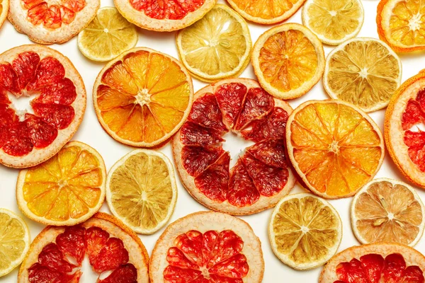 Close Van Gedroogde Citrusvruchten Geïsoleerd Witte Achtergrond — Stockfoto