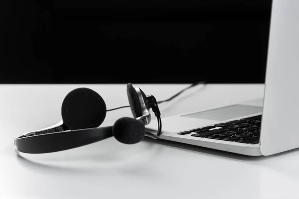 Καλέστε Κέντρο Υποστήριξης Έννοια Ακουστικά Μικρόφωνο Για Φορητό Υπολογιστή Πληκτρολόγιο — Φωτογραφία Αρχείου