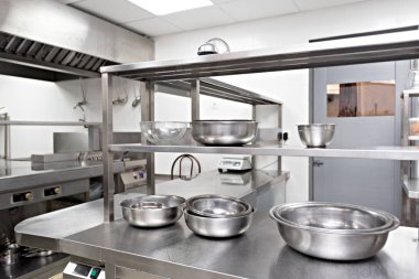 Bir restoranda modern mutfak ekipmanları