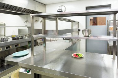 Bir restoranda modern mutfak ekipmanları