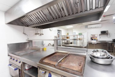 Bir restoranda modern mutfak ekipmanları
