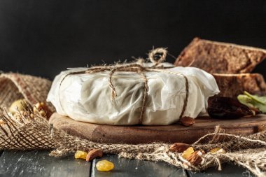 Tahta masadaki peynir.